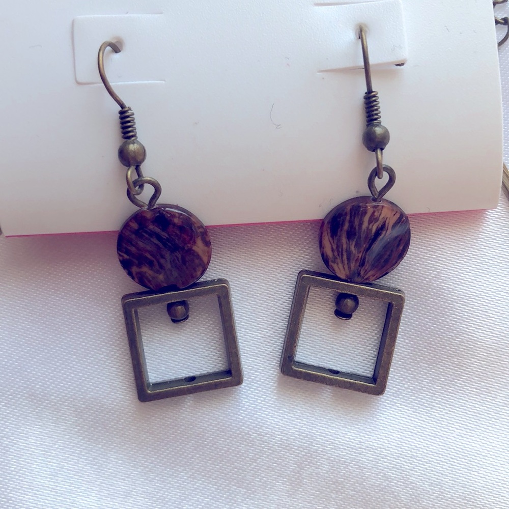 NWT. Earrings. Drop style. copper tone Metal and bead.
